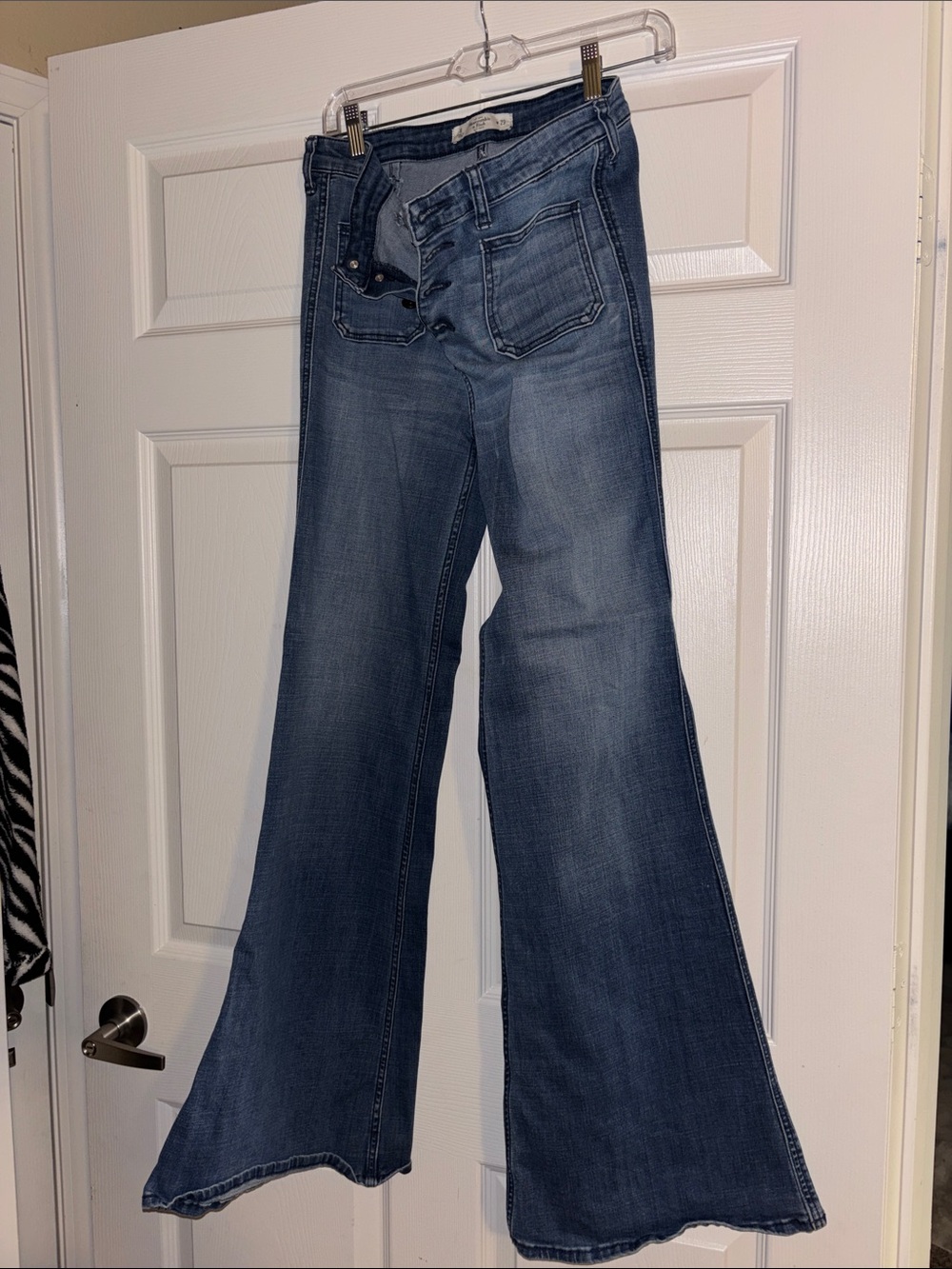 Abercrombie & Fitch High-Rise Wide Leg Jeans in Medium Blue